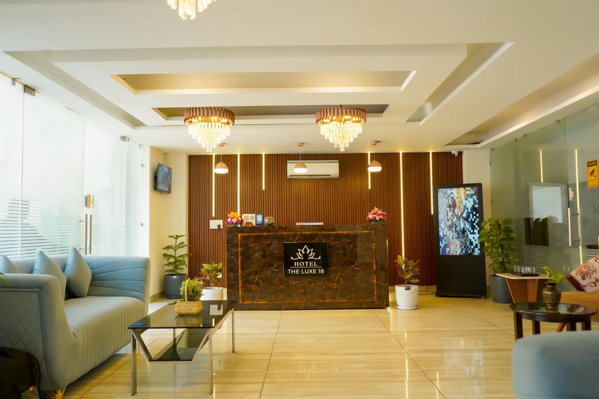 Hotel The Luxe 18 - Golf Course Road Gurgaon Esterno foto