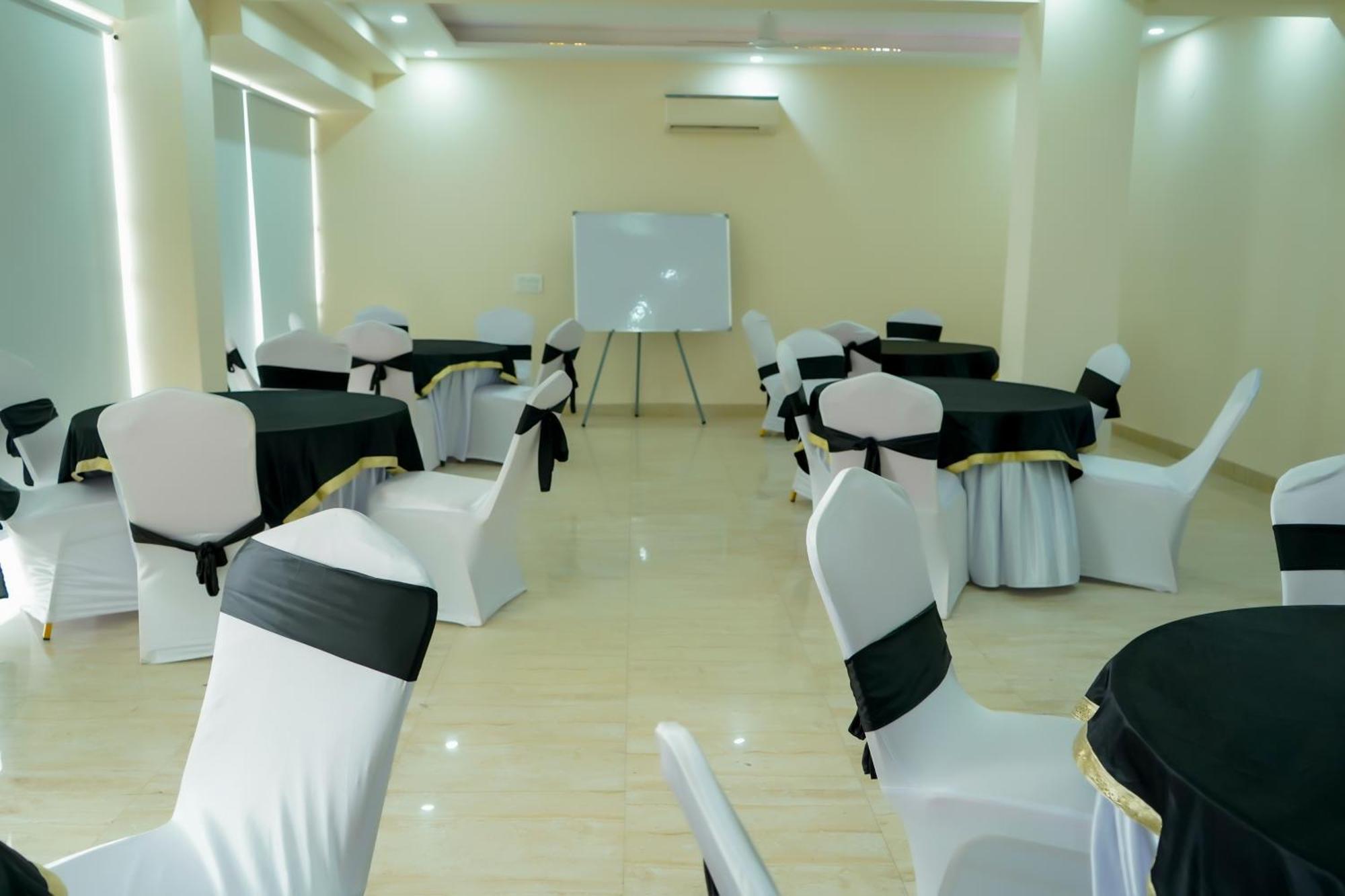 Hotel The Luxe 18 - Golf Course Road Gurgaon Esterno foto