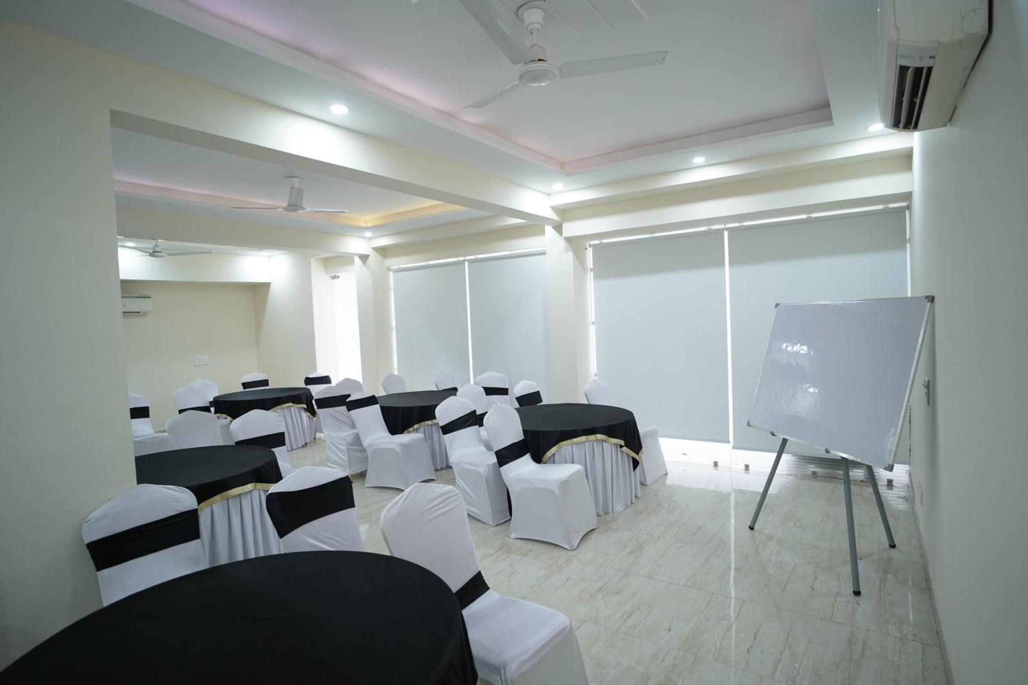 Hotel The Luxe 18 - Golf Course Road Gurgaon Esterno foto